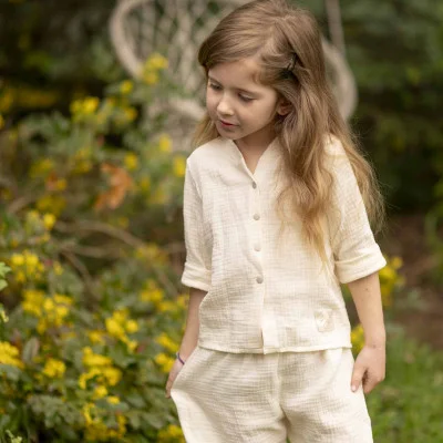 Dětská mušelínová košile Luca Cream live foto náhled na soupravu s kalhotami od českého výrobce Esito.