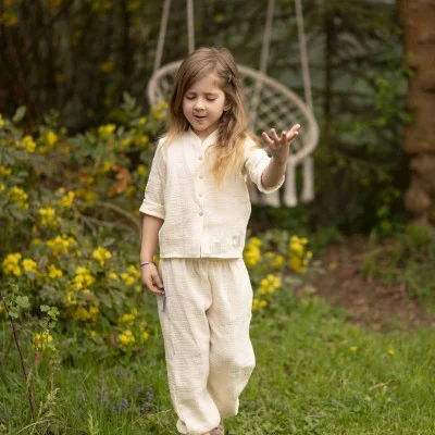 Dětská mušelínová košile Luca Cream live foto náhled na soupravu s kalhotami od českého výrobce Esito.