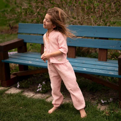 Dětská mušelínová košile Luca Pink ive foto náhled na soupravu s kalhotami od českého výrobce Esito.