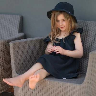 Dívčí klobouk mušelín Black náhled na komplet s šaty od českého výrobce Esito.