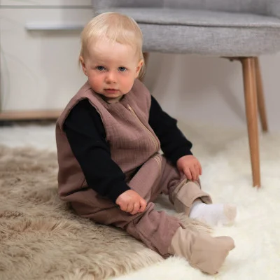 Mušelínový spací pytel s nohavicemi Brown od českého výrobce dětského oblečení Esito.