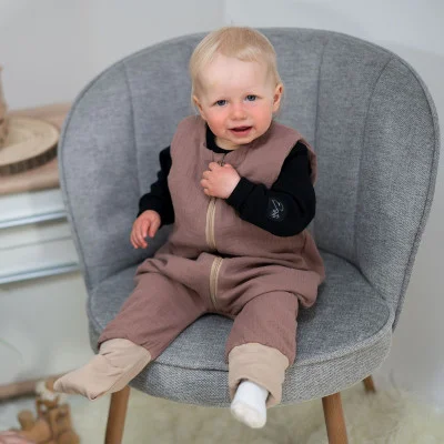 Mušelínový spací pytel s nohavicemi Brown od českého výrobce dětského oblečení Esito.