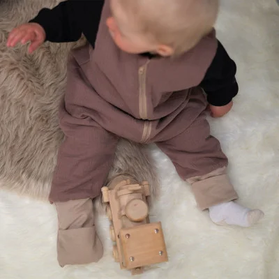 Mušelínový spací pytel s nohavicemi Brown od českého výrobce dětského oblečení Esito.