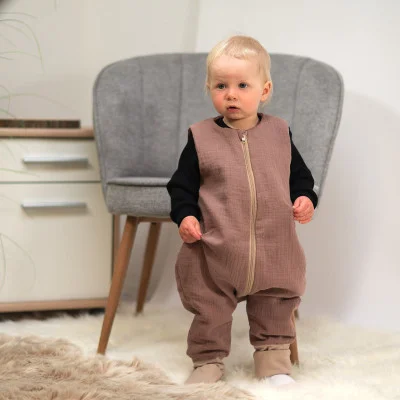 Mušelínový spací pytel s nohavicemi Brown od českého výrobce dětského oblečení Esito.