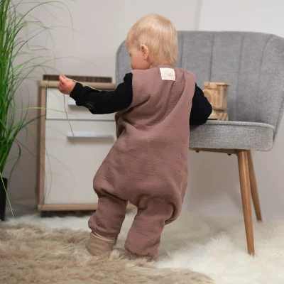 Mušelínový spací pytel s nohavicemi Brown od českého výrobce dětského oblečení Esito.