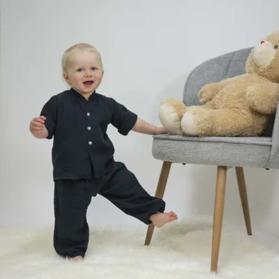 Dětské mušelínové kalhoty Luca Black live foto náhled na komplet s košilí od českého výrobce Esito.