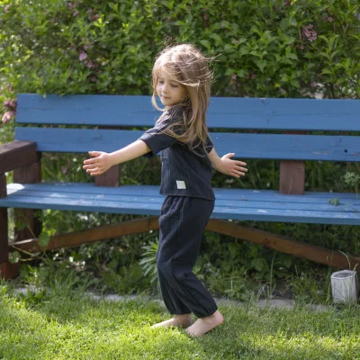 Dětské mušelínové kalhoty Luca Black live foto náhled na komplet s košilí od českého výrobce Esito.