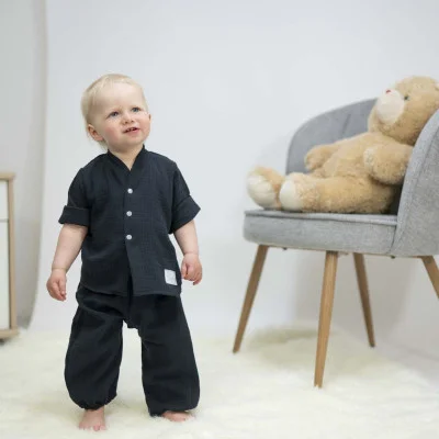 Dětské mušelínové kalhoty Luca Black live foto náhled na komplet s košilí od českého výrobce Esito.