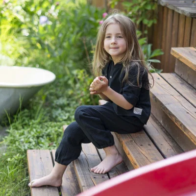 Dětské mušelínové kalhoty Luca Black live foto náhled na komplet s košilí od českého výrobce Esito.