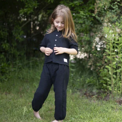 Dětské mušelínové kalhoty Luca Black live foto náhled na komplet s košilí od českého výrobce Esito.