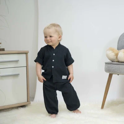Dětská mušelínová košile Luca Black live foto náhled na komplet s kalhotami od českého výrobce Esito.