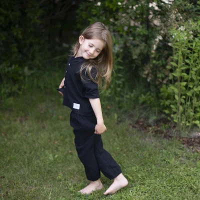 Dětská mušelínová košile Luca Black live foto náhled na komplet s kalhotami od českého výrobce Esito.