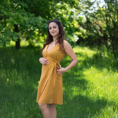 Dámské mušelínové zavinovací šaty Ellena Ochre od českého výrobce oblečení Esito.