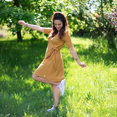 Dámské mušelínové zavinovací šaty Ellena Ochre od českého výrobce oblečení Esito.