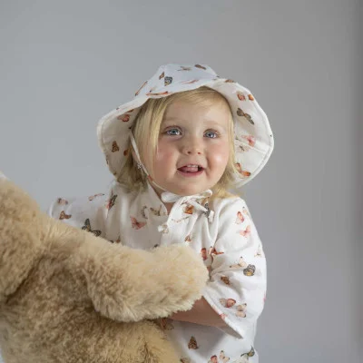Dívčí klobouk mušelín Motýlek live foto od českého výrobce oblečení Esito.