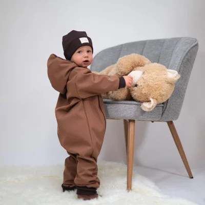 Rostoucí softshellová kombinéza s fleecem Brown live foto od českého výrobce oblečení Esito.