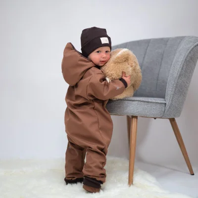 Rostoucí softshellová kombinéza s fleecem Brown live foto od českého výrobce oblečení Esito.