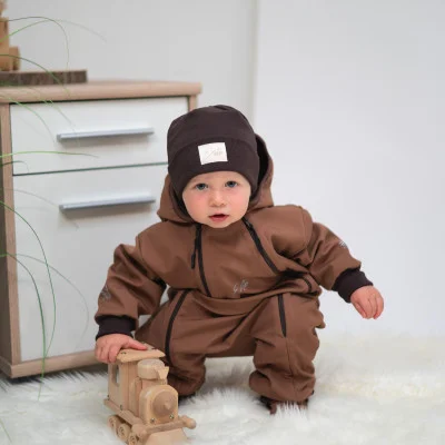 Rostoucí softshellová kombinéza s fleecem Brown live foto od českého výrobce oblečení Esito.