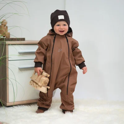 Rostoucí softshellová kombinéza s fleecem Brown live foto od českého výrobce oblečení Esito.