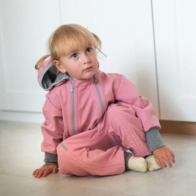 Rostoucí softshellová kombinéza s fleecem Shell pink od českého výrobce oblečení Esito.