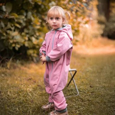 Rostoucí softshellová kombinéza s fleecem Shell pink live foto od českého výrobce oblečení Esito.