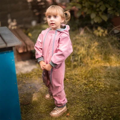 Rostoucí softshellová kombinéza s fleecem Shell pink live foto od českého výrobce oblečení Esito.