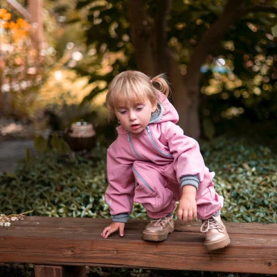 Rostoucí softshellová kombinéza s fleecem Shell pink live foto od českého výrobce oblečení Esito.