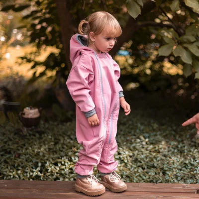 Rostoucí softshellová kombinéza s fleecem Shell pink live foto od českého výrobce oblečení Esito.