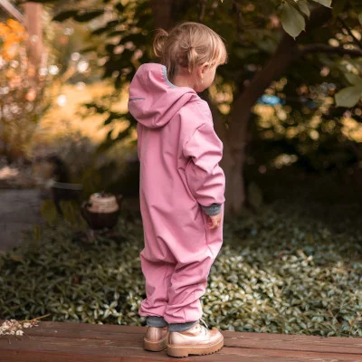 Rostoucí softshellová kombinéza s fleecem Shell pink live foto od českého výrobce oblečení Esito.