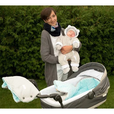 Zimní kojenecký overal Minky Teddy White ilustrační live foto od českého výrobce oblečení Esito.