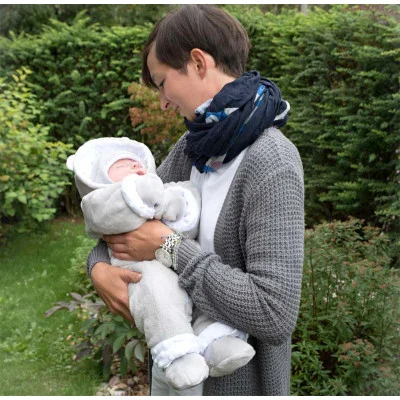 Zimní kojenecký overal Minky Teddy White ilustrační live foto od českého výrobce oblečení Esito.