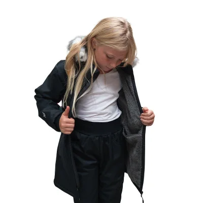 Dívčí zimní softshellový kabát s beránkem Lamb Black náhled na kožíšek a vnitřní kapsy od českého výrobce oblečení Esito.