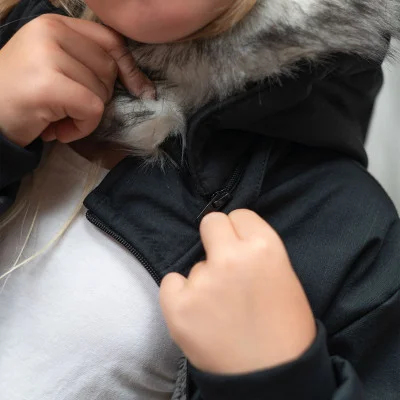 Dívčí zimní softshellový kabát s beránkem Lamb Black náhled na odepnutí kapuce a odepnutí kožichu.