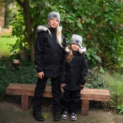 Dívčí zimní softshellový kabát s beránkem Lamb Black live foto náhled na komplet s oteplovačkami od českého výrobce Esito.