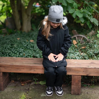 Dívčí zimní softshellový kabát s beránkem Lamb Black live foto náhled na komplet s oteplovačkami od českého výrobce Esito.