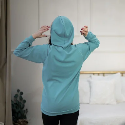 Dámská zateplená mikina Warmkeeper Teal extended live foto od českého výrobce oblečení Esito.