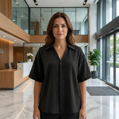 Dámská mušelínová košile Tereza Black ilustrační live foto od českého výrobce módy pro děti a dospělé Esito.