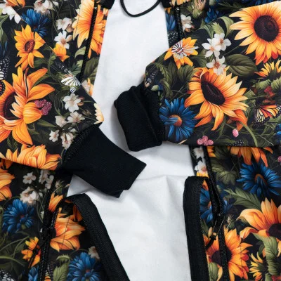 Rostoucí softshellová kombinéza s fleecem Slunečnice detail na ohrnutí prodloužených nápletů od českého výrobce oblečení Esito.