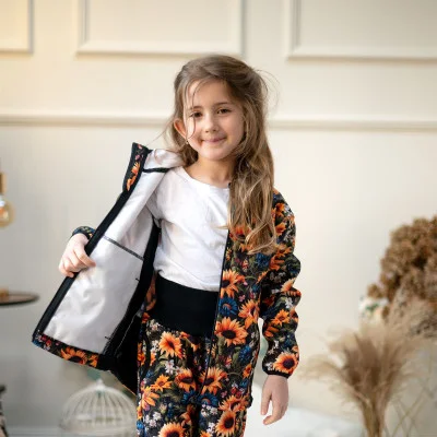 Dětská softshellová bunda DUO Slunečnice detail na vnitřní kapsu a možnost stažení dole od českého výrobce oblečení Esito.