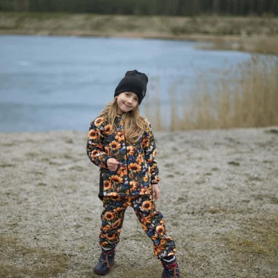 Dětská softshellová bunda DUO Slunečnice ilustrační live foto od českého výrobce oblečení Esito.