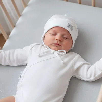 Čepice pro miminko Mimi White live foto od českého výrobce oblečení Esito.