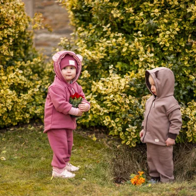 Dětské kalhoty Warmkeeper Ruby red ilustrační live foto náhled na komplet od českého výrobce oblečení Esito.