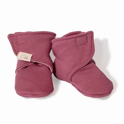 Capáčky barefoot Warmkeeper Ruby red od českého výrobce oblečení Esito.