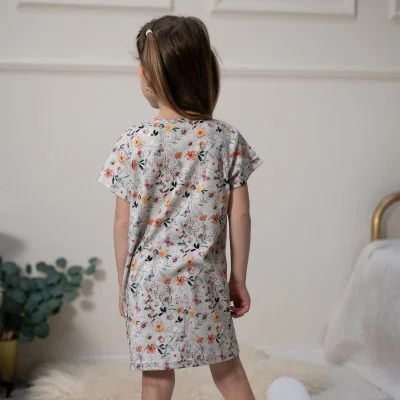 Dívčí noční košile Luční kvítí ilustrační live foto od českého výrobce módy pro děti a dospělé.