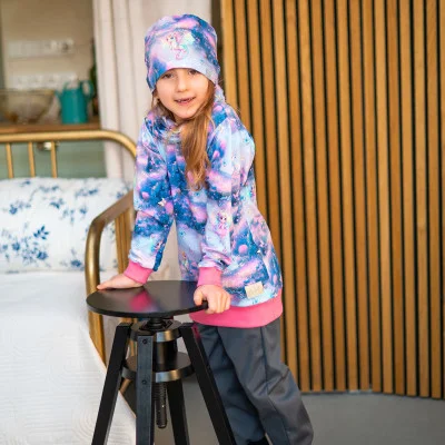 Dívčí tunika Johanka ilustrační live foto náhled na komplet s čepicí od českého výrobce oblečení Esito.