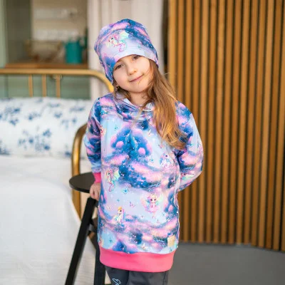 Dívčí tunika Johanka ilustrační live foto náhled na komplet s čepicí od českého výrobce oblečení Esito.