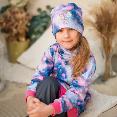 Dívčí tunika Johanka ilustrační live foto náhled na komplet s čepicí od českého výrobce oblečení Esito.