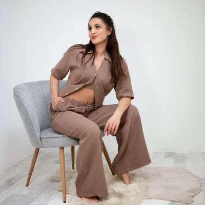 Dámská mušelínová košile Tereza Brown náhled na komplet s kalhotami Brown od českého výrobce módy pro děti a dospělé Esito.